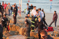  بالفيديو: طواقم الانقاذ تبحث عن جثة غريق على شاطئ البحر مقابل مسجد حسن بك شمال يافا